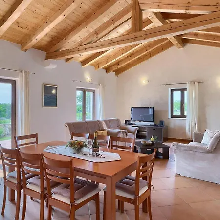 בית נופש Nino *